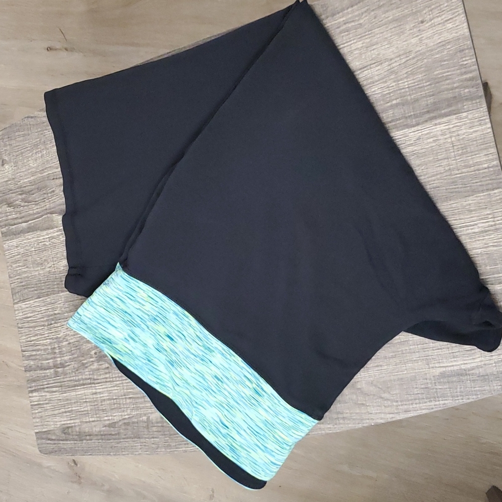 Livi Active 26/28W Black/Green Accent Waist Capris #2